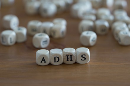 Mittels Buchstaben-Würfeln wurde das Wort ADHS gelegt